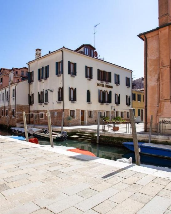 Fachada del Hotel Tiziano en Venecia junto al canal 
